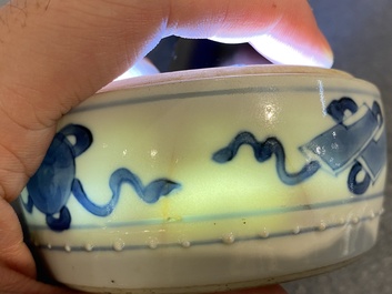 Paire de bo&icirc;tes couvertes en porcelaine de Chine en bleu et blanc &agrave; d&eacute;cor d'antiquit&eacute;s, Kangxi