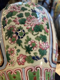 Paire de vases en porcelaine de Chine famille rose &agrave; d&eacute;cor de sc&egrave;nes de cour, 19&egrave;me