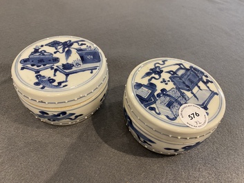 Een paar Chinese blauw-witte dekseldoosjes met antiquiteiten, Kangxi