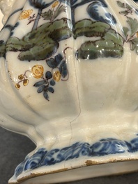 Twee polychrome Italiaanse koffiekannen met deksels, Pesaro, 18e eeuw