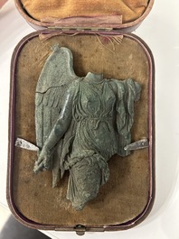 Een fragment van een Hellenistische of Romeinse bronzen 'Nike' applique, Itali&euml;, wellicht 3e/2e eeuw v.C.