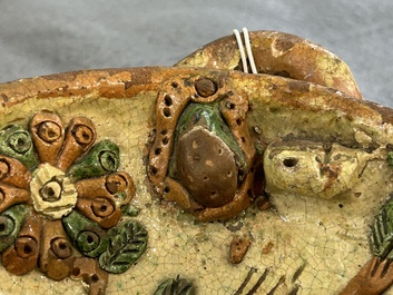 Een slibversierde drie-orige aardewerken kom, wellicht Duitsland, 16/17e eeuw
