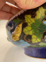 Een paar Chinese cloisonn&eacute; vazen, een grote dekseldoos en een kom, 19/20e eeuw