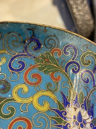 Une paire de vases, une grande bo&icirc;te couverte et un bol en &eacute;maux cloisonn&eacute;s, Chine, 19/20&egrave;me