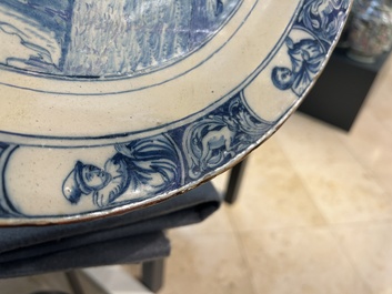 Plat en fa&iuml;ence de Delft en bleu et blanc &agrave; d&eacute;cor de l'enl&egrave;vement d'Europe, 18&egrave;me