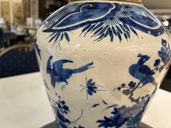 Deux vases en fa&iuml;ence de Delft en bleu et blanc &agrave; d&eacute;cor d'oiseaux parmi des branches fleuries, 18&egrave;me