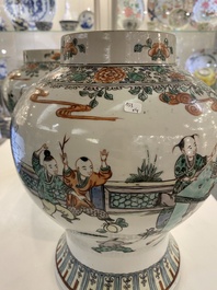 Deux paires de vases en porcelaine de Chine famille verte et en gr&egrave;s de Nankin, 19&egrave;me