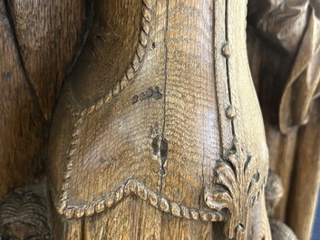 Een grote Vlaamse eikenhouten sculptuur van de H. Ursula met acht maagden, wellicht Mechelen, 16e eeuw