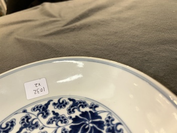 Deux assiettes en porcelaine de Chine en bleu et blanc, marque et &eacute;poque de Qianlong