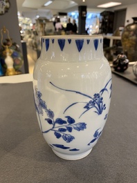 Vase en porcelaine de Chine en bleu et blanc &agrave; d&eacute;cor floral, &eacute;poque Transition