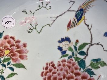 Plat en porcelaine de Chine famille rose &agrave; d&eacute;cor d'un oiseau parmi des branches fines fleuries, Yongzheng