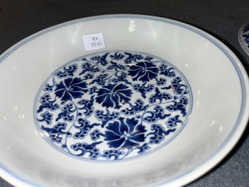 Twee Chinese blauw-witte 'lotus' borden, Qianlong merk en periode