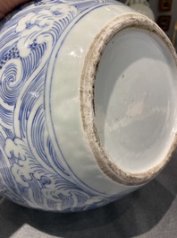 Vase de forme bouteille en porcelaine de Chine en bleu et blanc &agrave; d&eacute;cor de dragons, 19&egrave;me