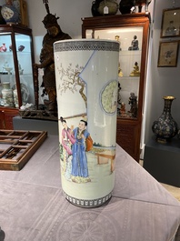 Vase de forme cylindrique en porcelaine de Chine famille rose, R&eacute;publique