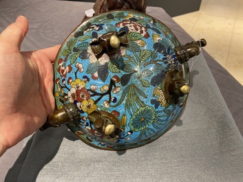 Een Chinese driepotige cloisonn&eacute; 'feniks' kom met olifantenkoppen als handgrepen, Qianlong/Jiaqing