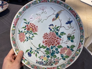 Plat en porcelaine de Chine famille rose &agrave; d&eacute;cor d'un oiseau parmi des branches fines fleuries, Yongzheng