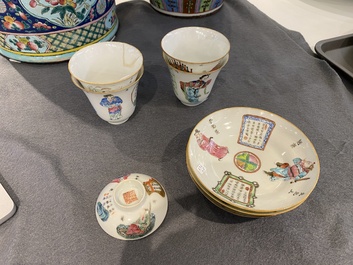 Quatre tasses et trois soucoupes en porcelaine de Chine famille rose &agrave; d&eacute;cor 'Wu Shuang Pu', marque et &eacute;poque de Daoguang