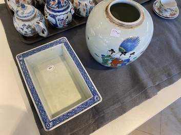 A Chinese famille rose jar and a rectangular blue and white jardini&egrave;re, 18/19th C.