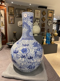 Vase de forme bouteille en porcelaine de Chine en bleu et blanc &agrave; d&eacute;cor de dragons, 19&egrave;me