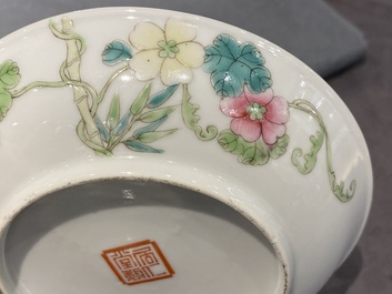 Cinq bols en porcelaine de Chine famille rose &agrave; d&eacute;cor de neuf p&ecirc;ches et une coupe aux poires de baumier, marque de Ju Ren Tang 居仁堂製, 19/20&egrave;me