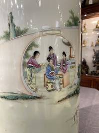 Vase de forme cylindrique en porcelaine de Chine famille rose, R&eacute;publique