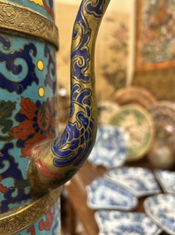 Een grote Chinese cloisonn&eacute; 'duomuhu' schenkkan in Tibetaanse stijl, gemerkt, Republiek