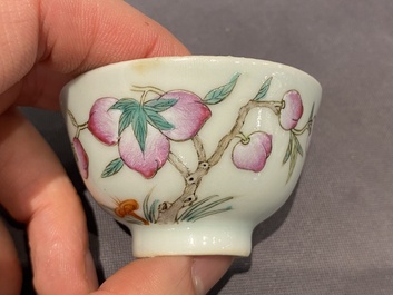 Cinq bols en porcelaine de Chine famille rose &agrave; d&eacute;cor de neuf p&ecirc;ches et une coupe aux poires de baumier, marque de Ju Ren Tang 居仁堂製, 19/20&egrave;me