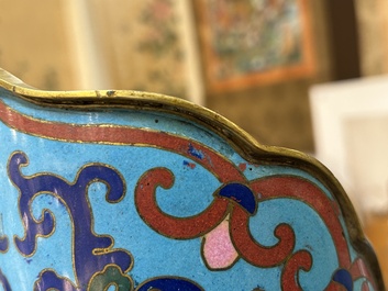 Grande verseuse de type 'duomuhu' en &eacute;maux cloisonn&eacute;s de style tib&eacute;tain, Chine, R&eacute;publique