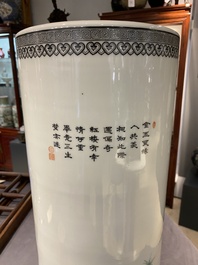 Een Chinese cilindrische famille rose vaas, Republiek