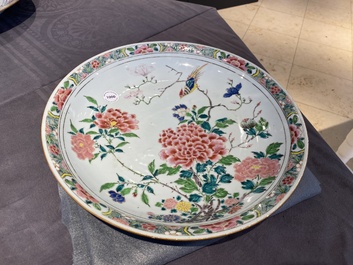 Plat en porcelaine de Chine famille rose &agrave; d&eacute;cor d'un oiseau parmi des branches fines fleuries, Yongzheng