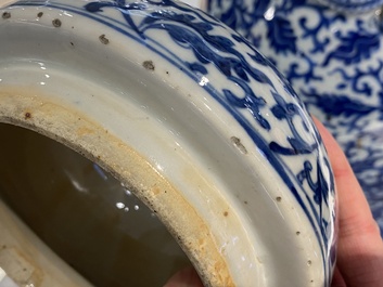 Paire de vases couverts en porcelaine de Chine en bleu et blanc, 19&egrave;me