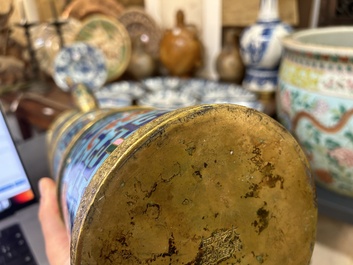 Een grote Chinese cloisonn&eacute; 'duomuhu' schenkkan in Tibetaanse stijl, gemerkt, Republiek