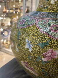 Grand vase de forme bouteille en porcelaine de Chine famille rose &agrave; fond jaune, marque de Qianlong, 19&egrave;me