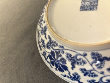 Twee Chinese blauw-witte 'lotus' borden, Qianlong merk en periode