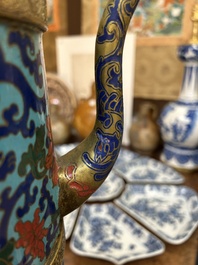 Een grote Chinese cloisonn&eacute; 'duomuhu' schenkkan in Tibetaanse stijl, gemerkt, Republiek