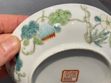 Cinq bols en porcelaine de Chine famille rose &agrave; d&eacute;cor de neuf p&ecirc;ches et une coupe aux poires de baumier, marque de Ju Ren Tang 居仁堂製, 19/20&egrave;me