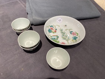 Cinq bols en porcelaine de Chine famille rose &agrave; d&eacute;cor de neuf p&ecirc;ches et une coupe aux poires de baumier, marque de Ju Ren Tang 居仁堂製, 19/20&egrave;me