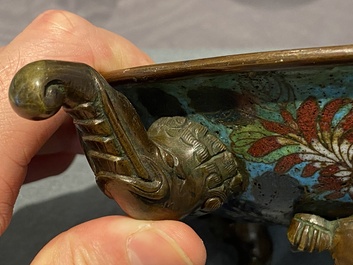 Een Chinese driepotige cloisonn&eacute; 'feniks' kom met olifantenkoppen als handgrepen, Qianlong/Jiaqing