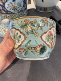 Bol couvert de type 'chupu' en porcelaine de Chine famille rose pour le march&eacute; Straits ou Peranakan, 19&egrave;me