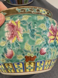 Bol couvert de type 'kamcheng' en porcelaine de Chine famille rose pour le march&eacute; Straits ou Peranakan, 19&egrave;me