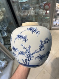 Pot en porcelaine de Chine en bleu et blanc &agrave; d&eacute;cor des 'trois amis de l'hiver', Kangxi