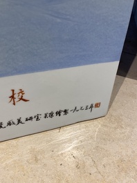 Deux grandes plaques en porcelaine de Chine &agrave; d&eacute;cor de la R&eacute;volution Culturelle, sign&eacute;es Wu Kang 吳康 et dat&eacute;es 1972 et 1973