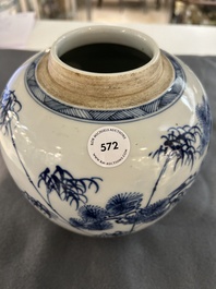 Pot en porcelaine de Chine en bleu et blanc &agrave; d&eacute;cor des 'trois amis de l'hiver', Kangxi