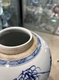 Pot en porcelaine de Chine en bleu et blanc &agrave; d&eacute;cor des 'trois amis de l'hiver', Kangxi