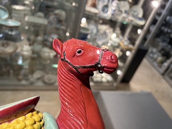 Cheval en porcelaine de Chine &agrave; fond rouge de rubis, 19/20&egrave;me