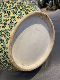 Vase couvert en biscuit &eacute;maill&eacute; vert sur fond jaune &agrave; d&eacute;cor de dragons, Chine, 19&egrave;me