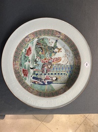 Rare grand plat profond en porcelaine de Chine famille rose &agrave; d&eacute;cor figuratif, Yongzheng