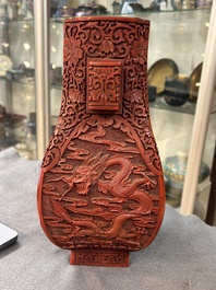Een Chinese 'fanghu' vaas in rood lakwerk, 19/20e eeuw