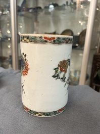 Une th&eacute;i&egrave;re et une chope en porcelaine de Chine famille verte, Kangxi