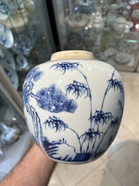 Pot en porcelaine de Chine en bleu et blanc &agrave; d&eacute;cor des 'trois amis de l'hiver', Kangxi